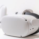 Casques et manettes de réalité virtuelle blancs