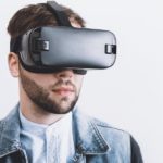 Homme avec un casque de réalité virtuelle noir