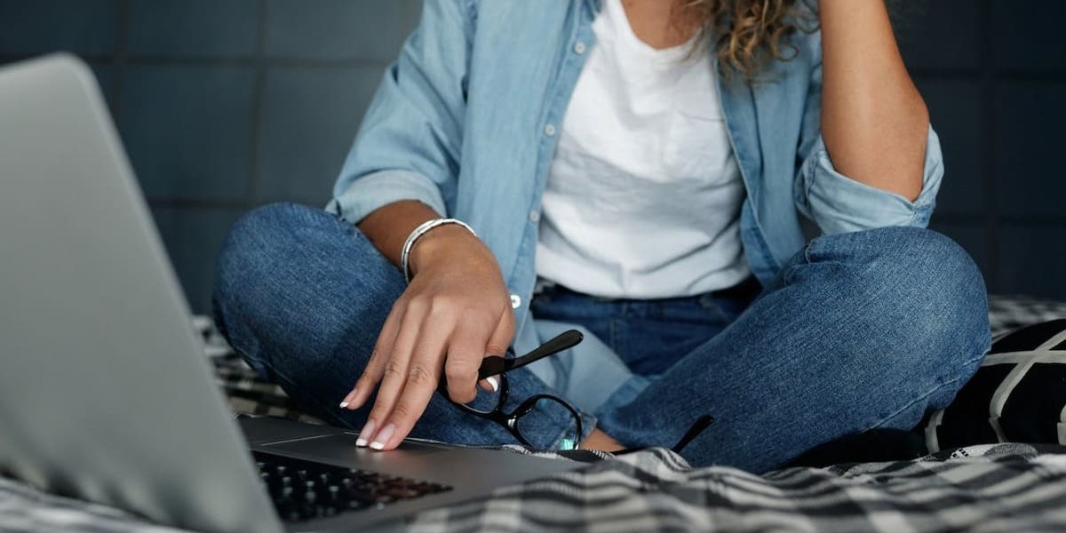 femme devant un ordinateur avec ses lunettes de vue
