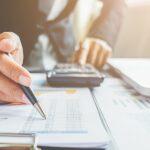 Contrôle URSSAF : quels risques pour votre entreprise et comment s’y préparer ? contrôleur de l'URSSAF qui analyse des documents