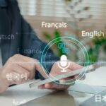 Les agences de traduction spécialisées dans le secteur des sports collectifs intelligents personne qui utilise une applicationde traduction avec des mots en plusieurs langues en superposition