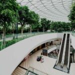 Les innovations vertes qui transforment nos villes centre commercial moderne avec des arbres couverts