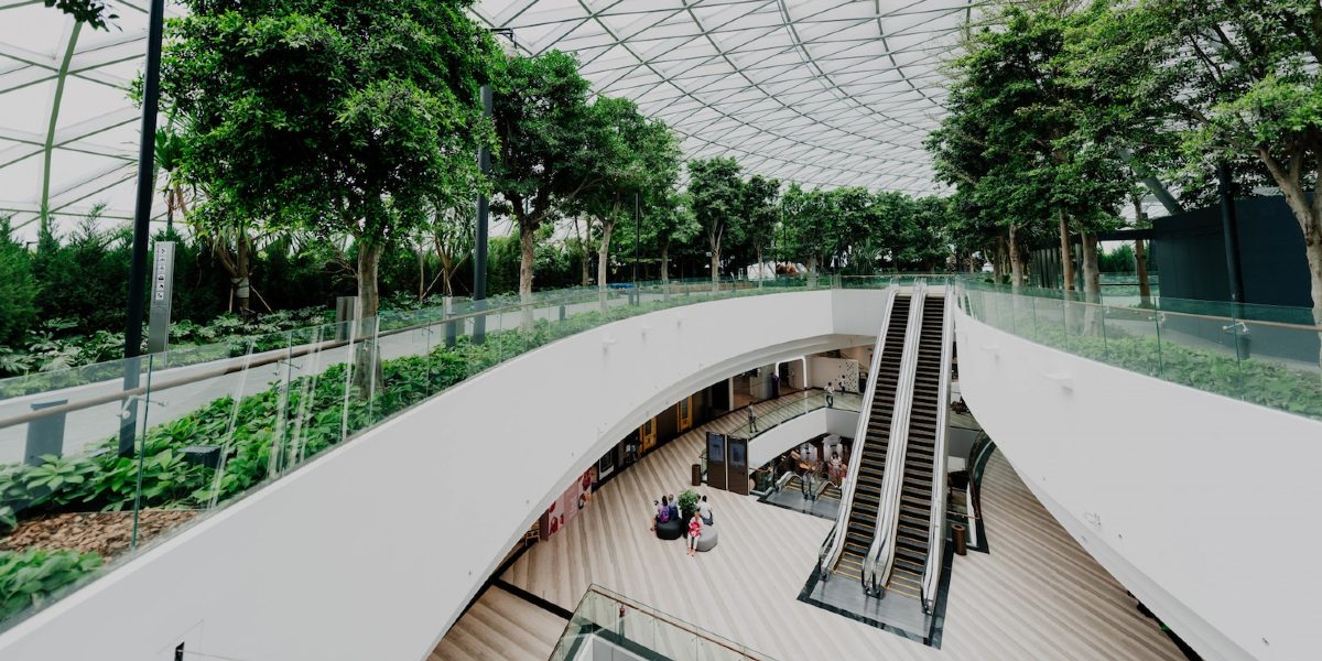 centre commercial moderne avec des arbres couverts